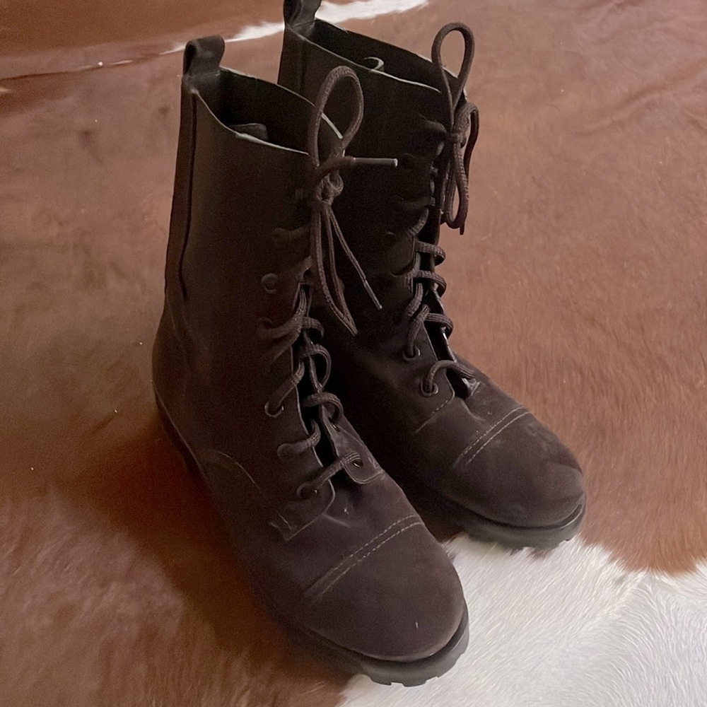 Tori Burch Brooke flat boots suede sample rare lug sole EUC SZ 9